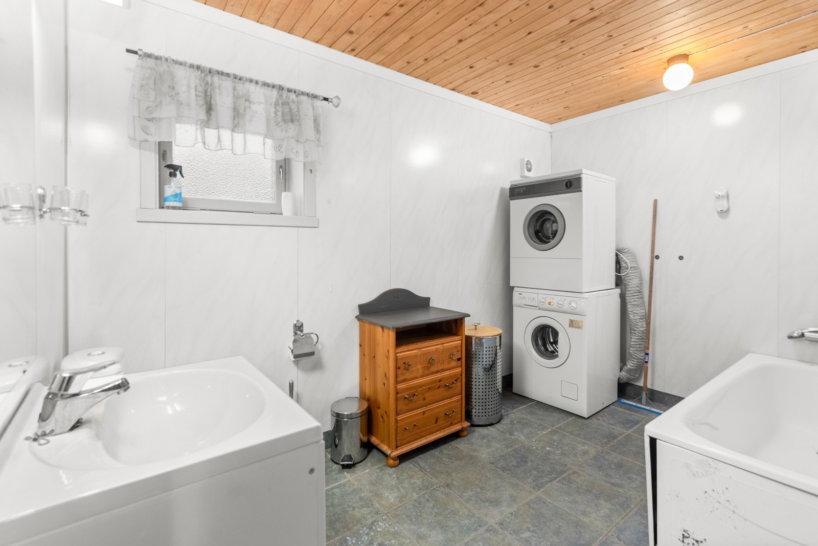 Bad/vaskerom i kjeller. Galleribilde