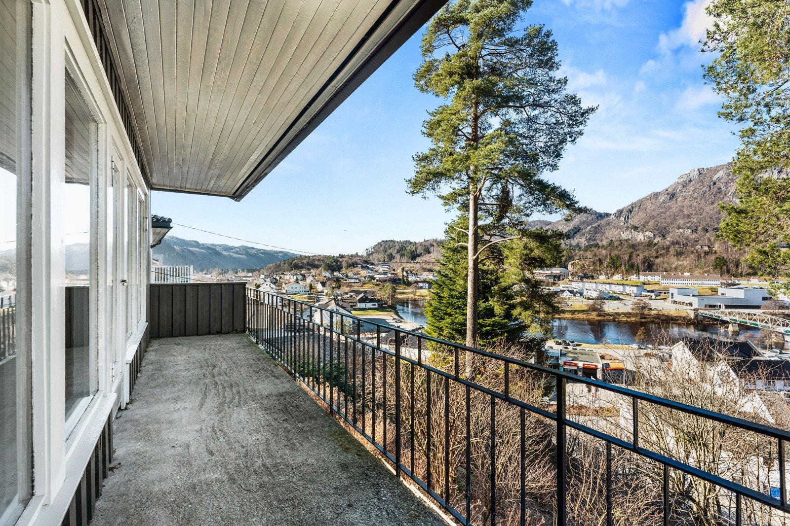 Velkommen til Helleråsvegen 9 - Fra eiendommen har man en fantastisk utsikt over sentrum og omegn! Galleribilde