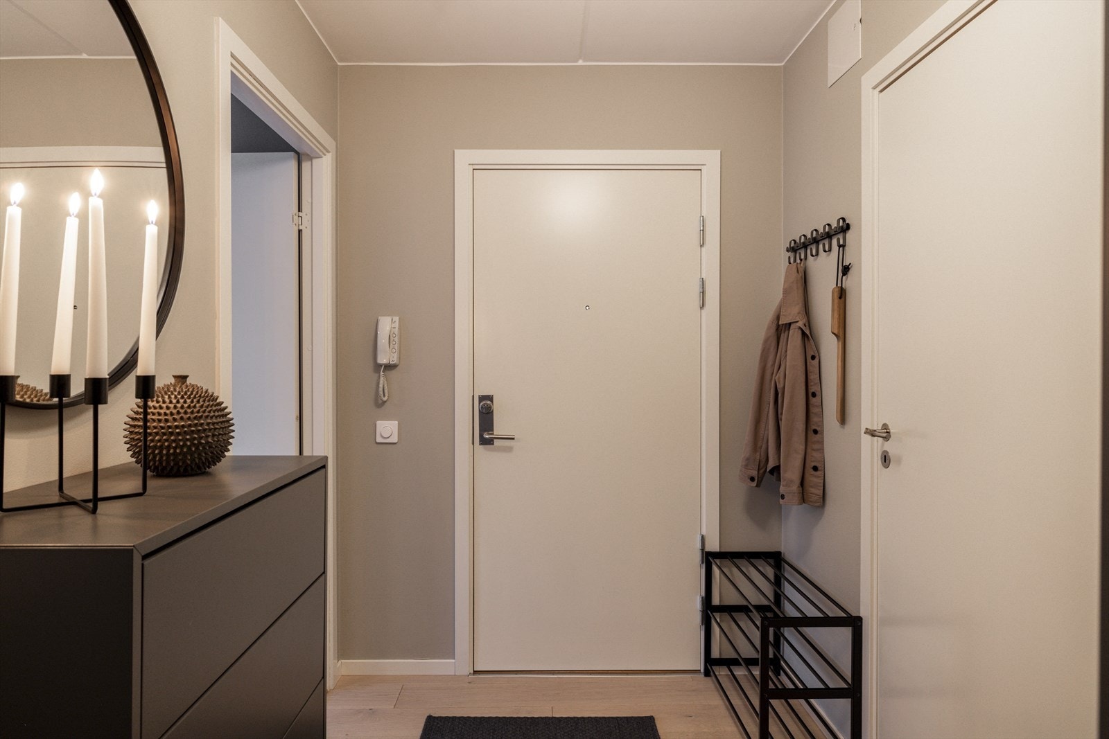 Romslig og innbydende entré med gode oppbevaringsmuligheter til oppheng av jakker og sko. Galleribilde