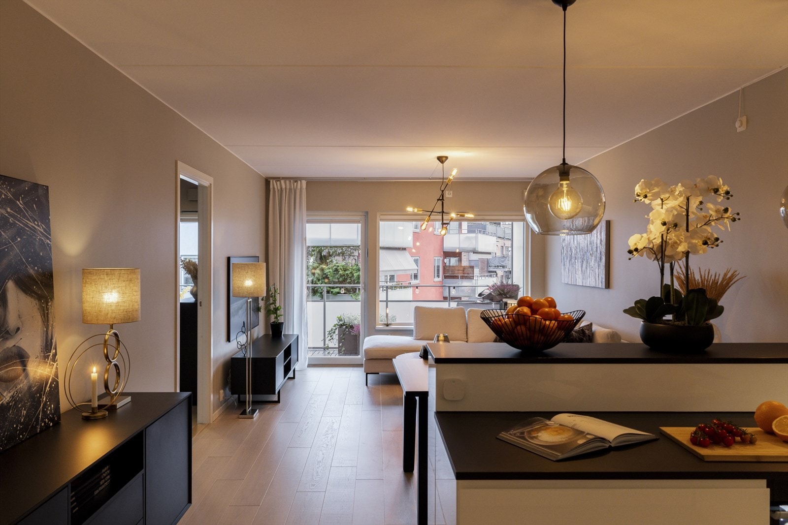 Kjøkkenet og stuen ligger i en fin og åpen løsning Galleribilde