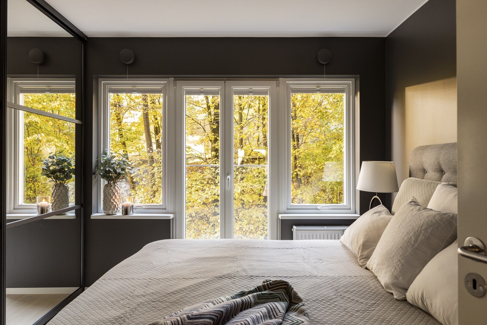 Innbydende og delikat hovedsoverom som vender ut mot grønne omgivelser. Galleribilde