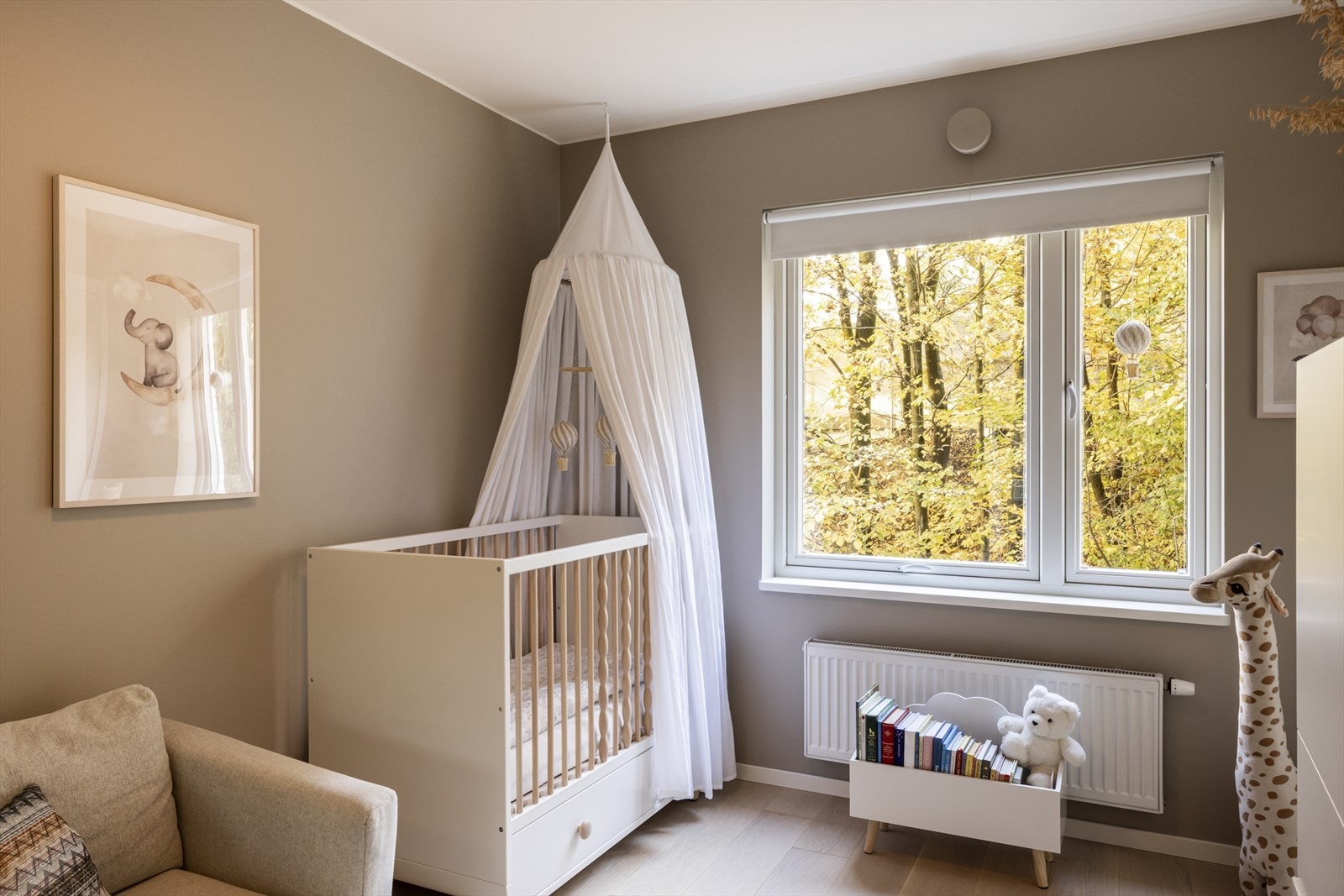 Koselig soverom som i dag er innredet som et barnerom Galleribilde