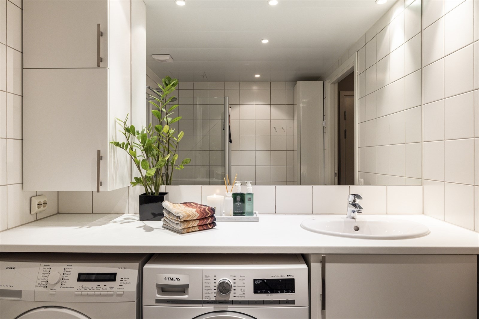 Innredningen består av veggmontert wc, innfellbare dusjdører og servantskap med ettgreppsarmatur fra Grohe. Galleribilde