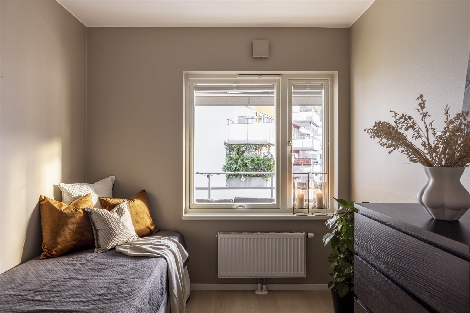 Alle vinduskarmer ble malt av profesjonelt firma i 2023 Galleribilde