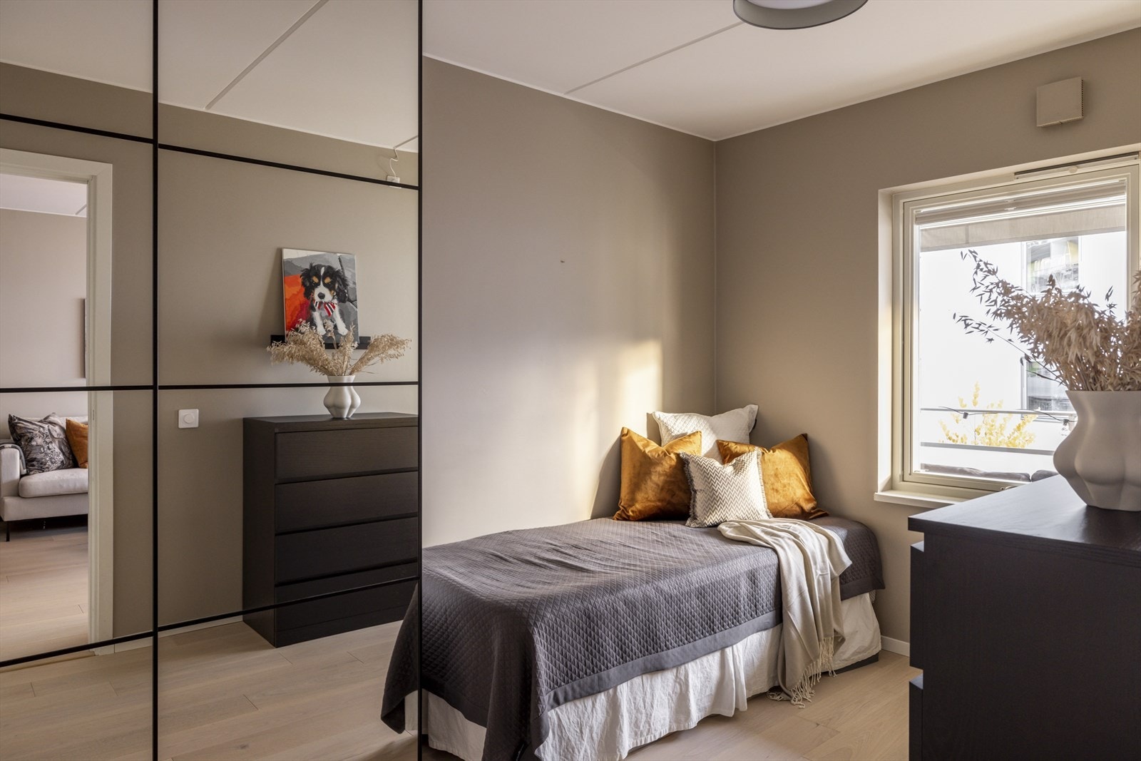 Et koselig soverom med god plass til seng og kommode. Galleribilde