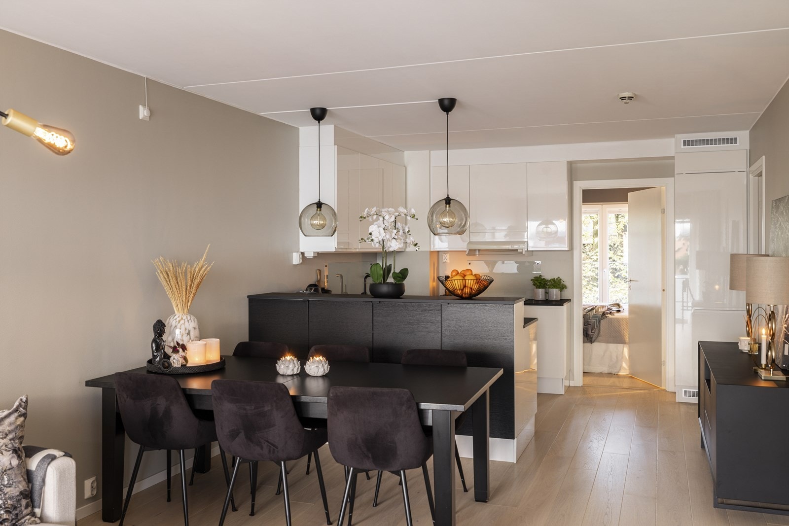 Hele leiligheten ble malt i 2021. Ny 1-stavseikeparkett ble også lagt samme år. Galleribilde