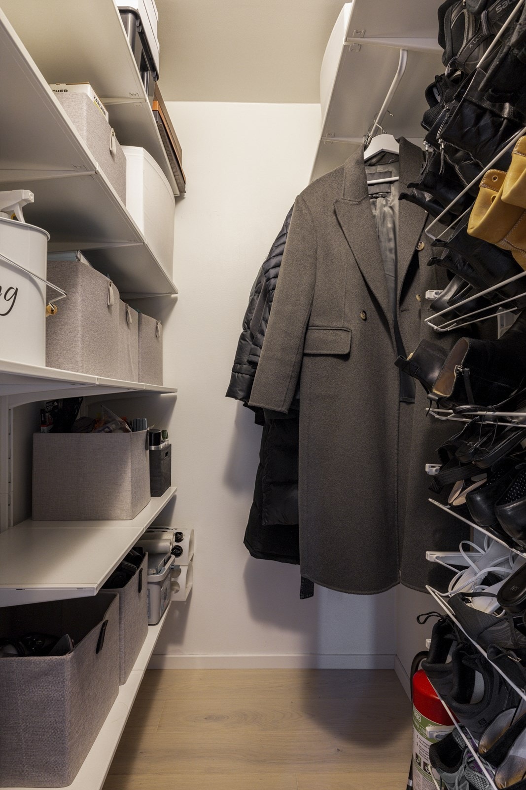 Boden er godt utnyttet med hyller og oppheng til jakker. Leiligheten disponerer i tillegg en kjellerbod på 6 kvm Galleribilde