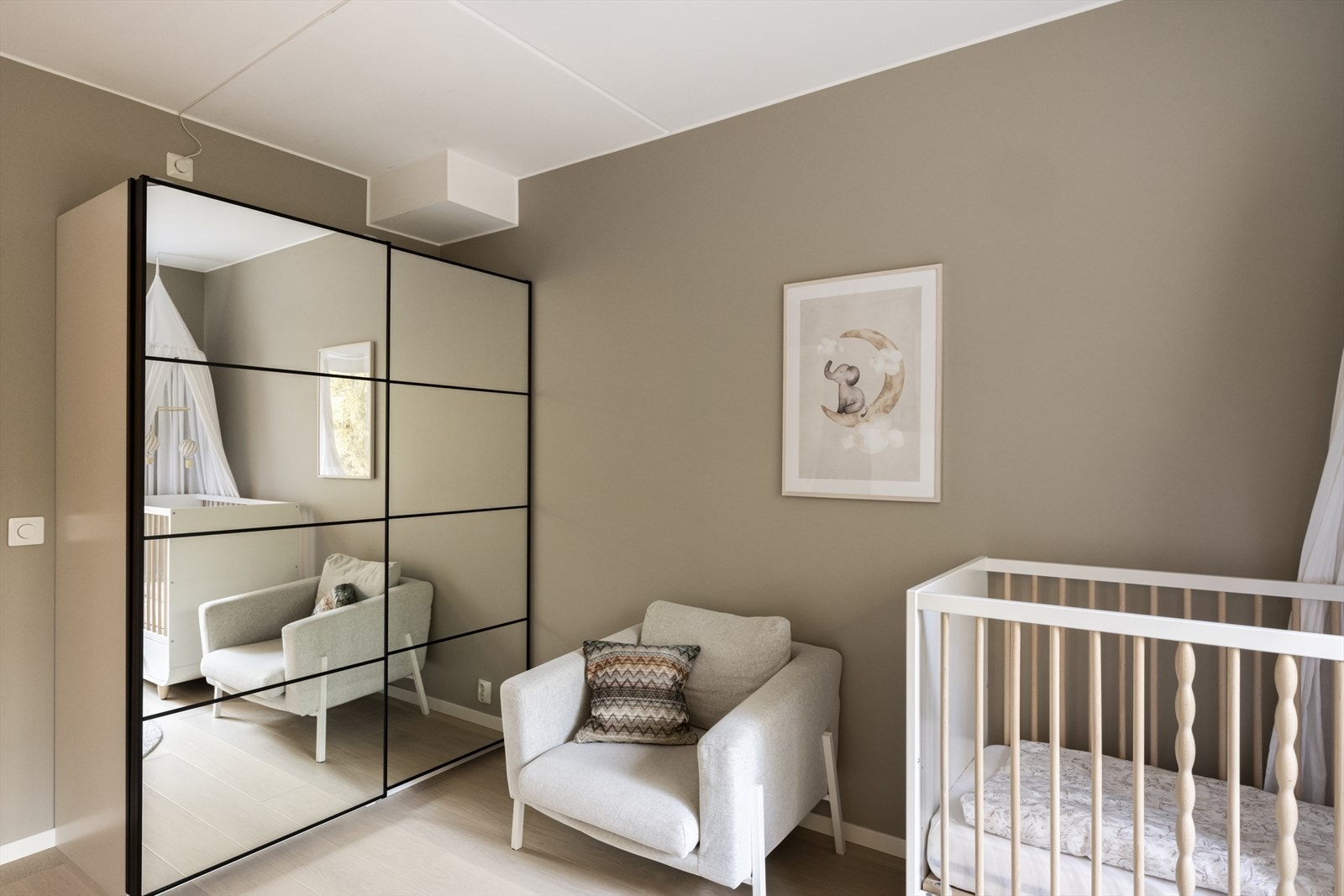 Her er det god plass til seng eller et hjemmekontor. Medfølgende garderobeskap med skyvedører Galleribilde