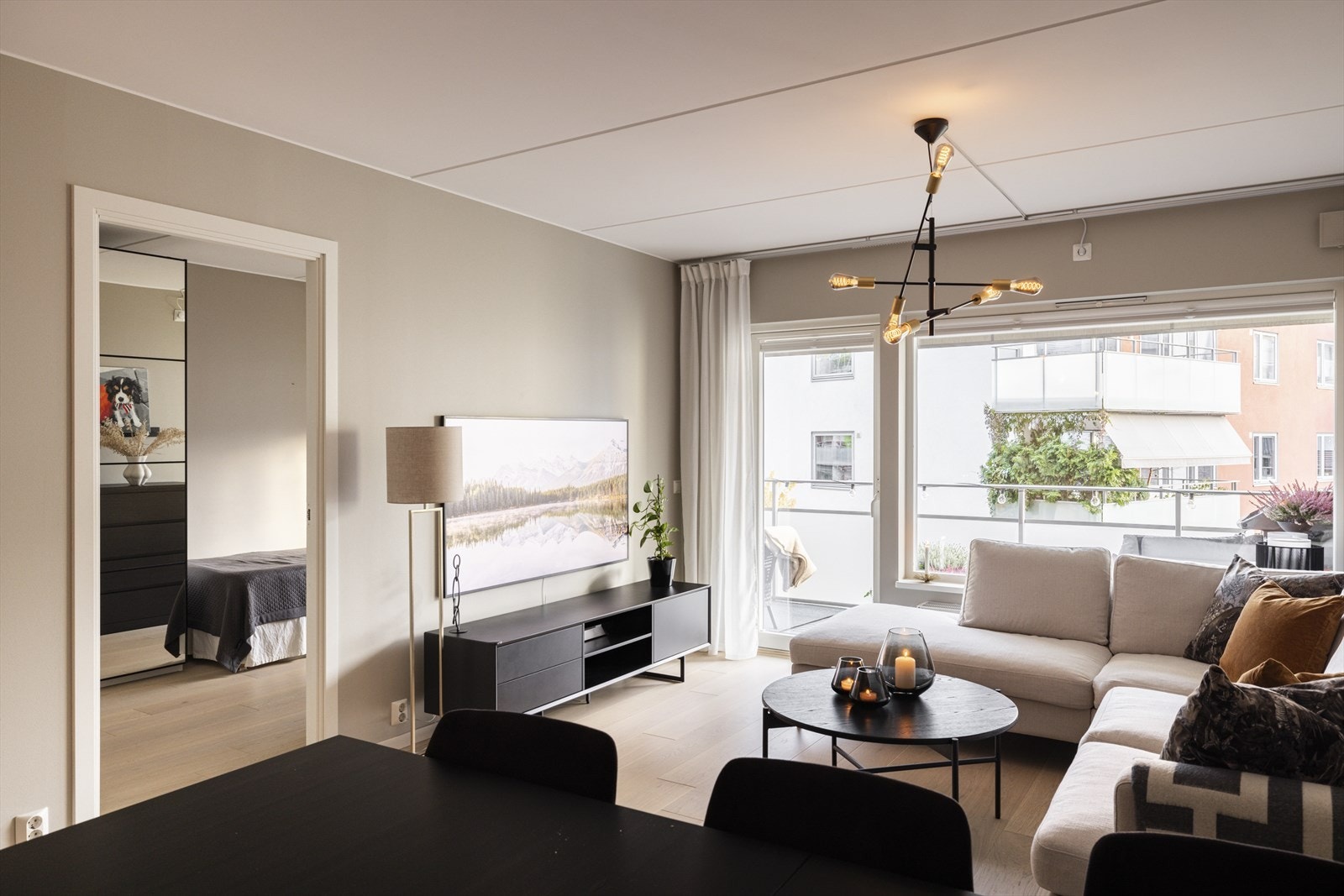 Pen og lys stue hvor det er god plass til sofa og spisebord Galleribilde