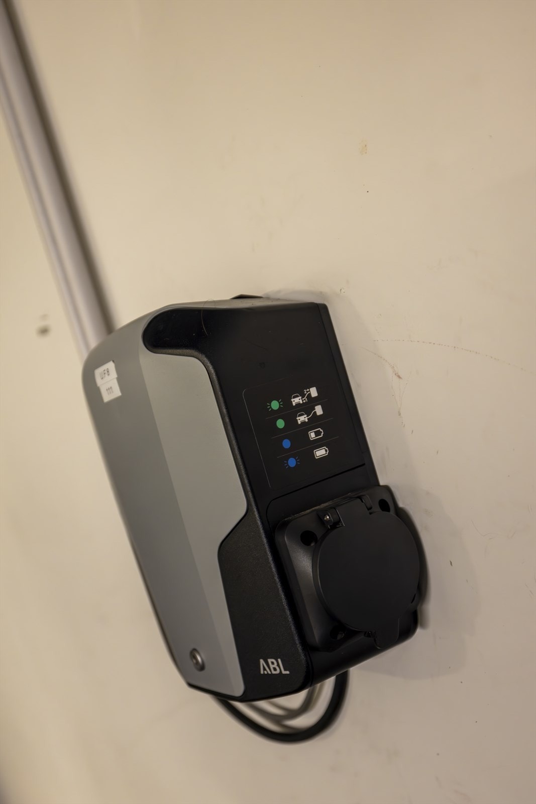 Garasjeplassen er utstyrt med elbillader. Galleribilde