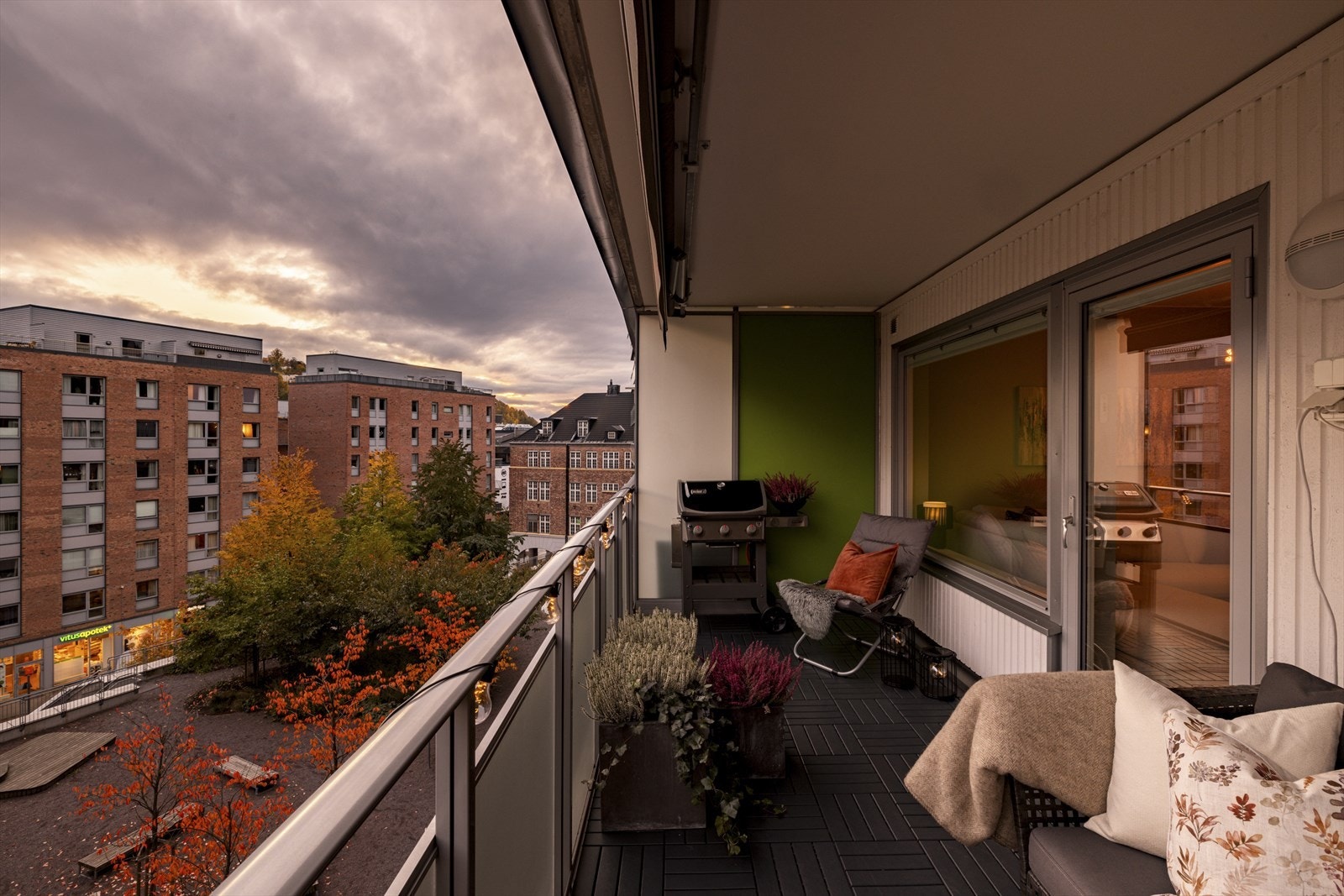 Balkongen har en smart elektrisk markise Galleribilde