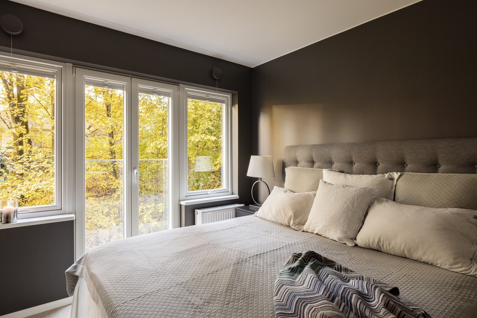 Rommet er malt i en dyp og behagelig gråfarge Galleribilde