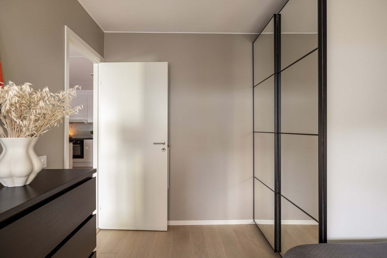 Gode oppbevaringsmuligheter i medfølgende garderobeskap Galleribilde