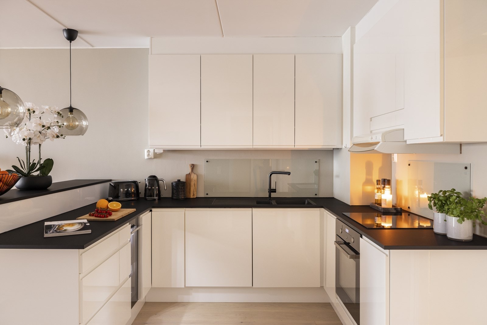 Stilrent kjøkken som ble oppgradert i 2021 med ny benkeplate, nedfelt vask i granitt, laminat benkeplate, Hansgroche blandebatteri med uttrekk og nye fronter på skapene mot spisegruppen. Nytt kjøleskap i 2024. Galleribilde