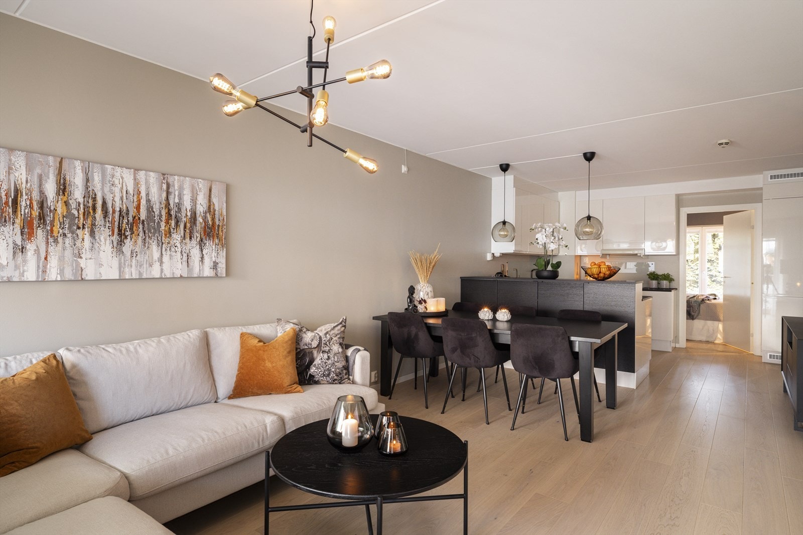 Lekker og moderne 4-roms som ligger høyt og fritt i byggets 4. etasje Galleribilde