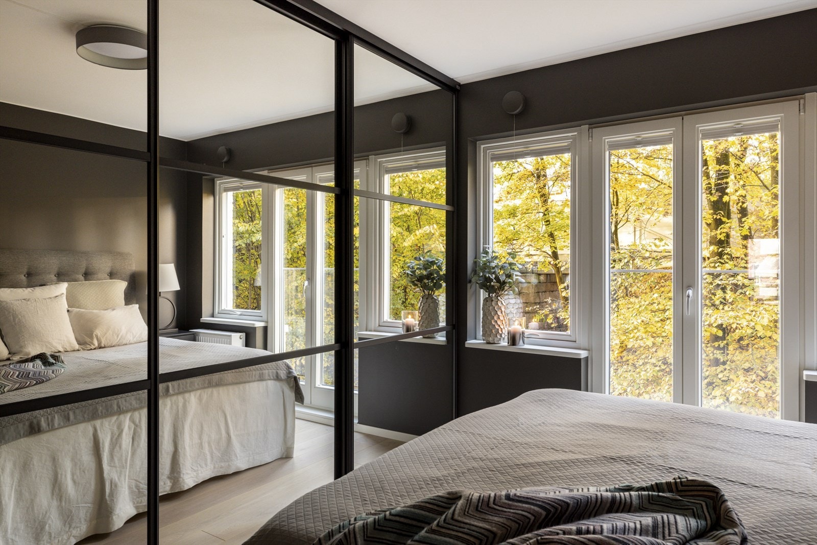 Soverommet har god plass til dobbeltseng og nattbord. Medfølgende stort og plassbygget garderobeskap Galleribilde