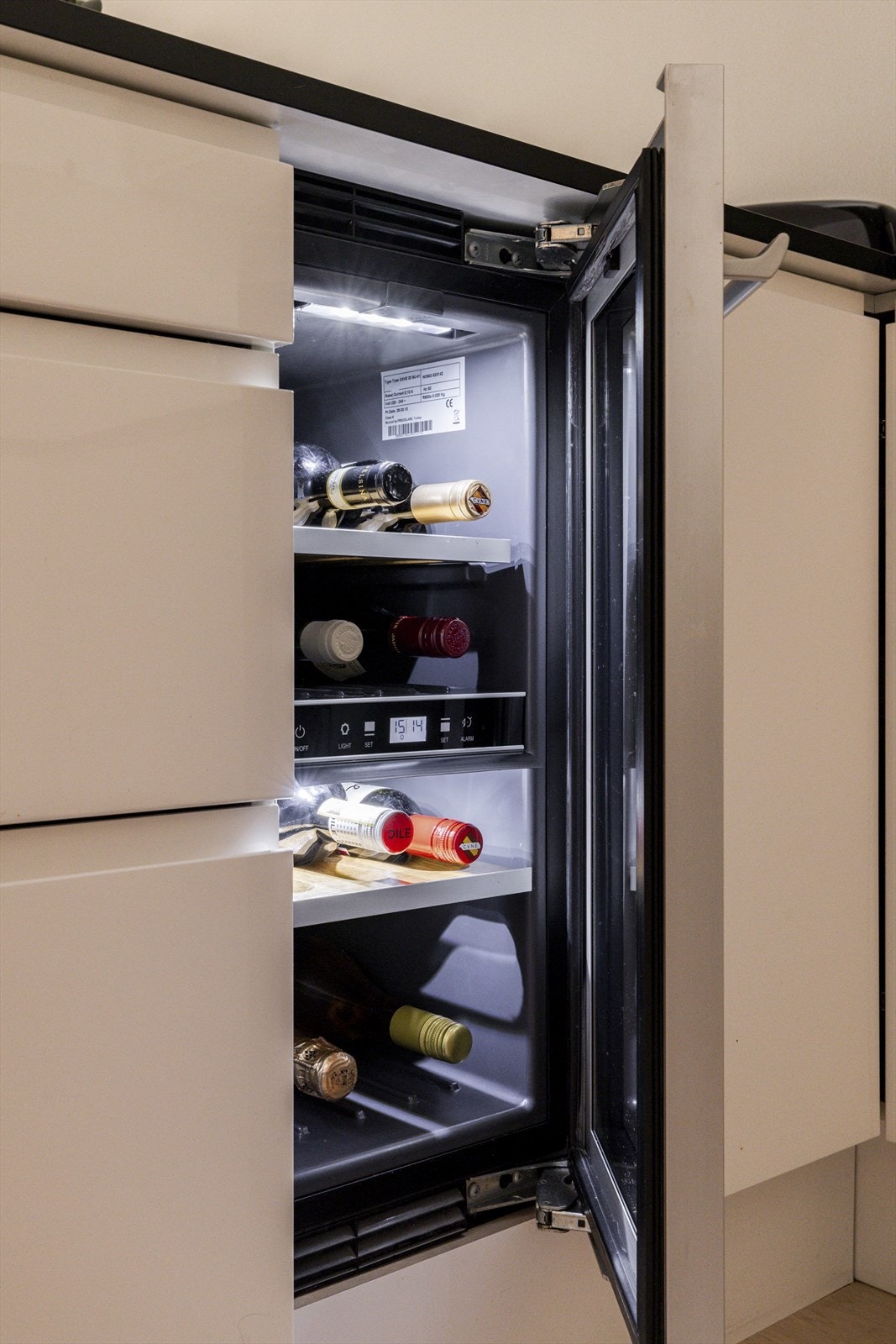 Kjøkkenet er velutstyrt med integrert oppvaskmaskin, kjøleskap, vinskap, platetopp og stekeovn. Galleribilde