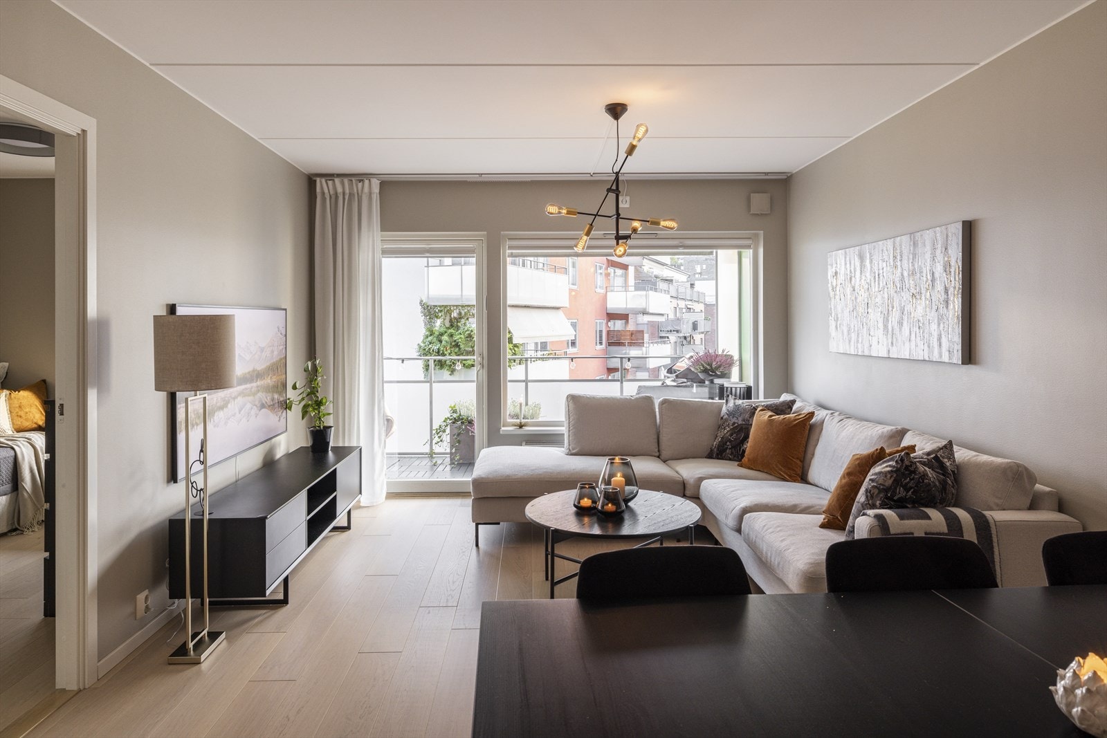 Leiligheten ligger sentralt i Kværnerbyen. Her er det gangavstand til Oslo sentrum, med tilgang til alle servicetilbud man kan tenke seg. Galleribilde