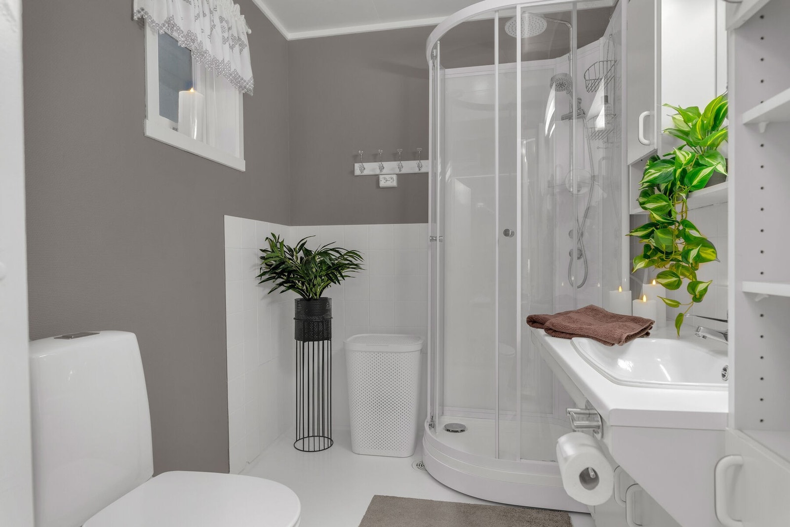 Badet har lyse utførelser på innredning med servant, dusjkabinett og toalett. Toalettet var nytt i 2021. Galleribilde