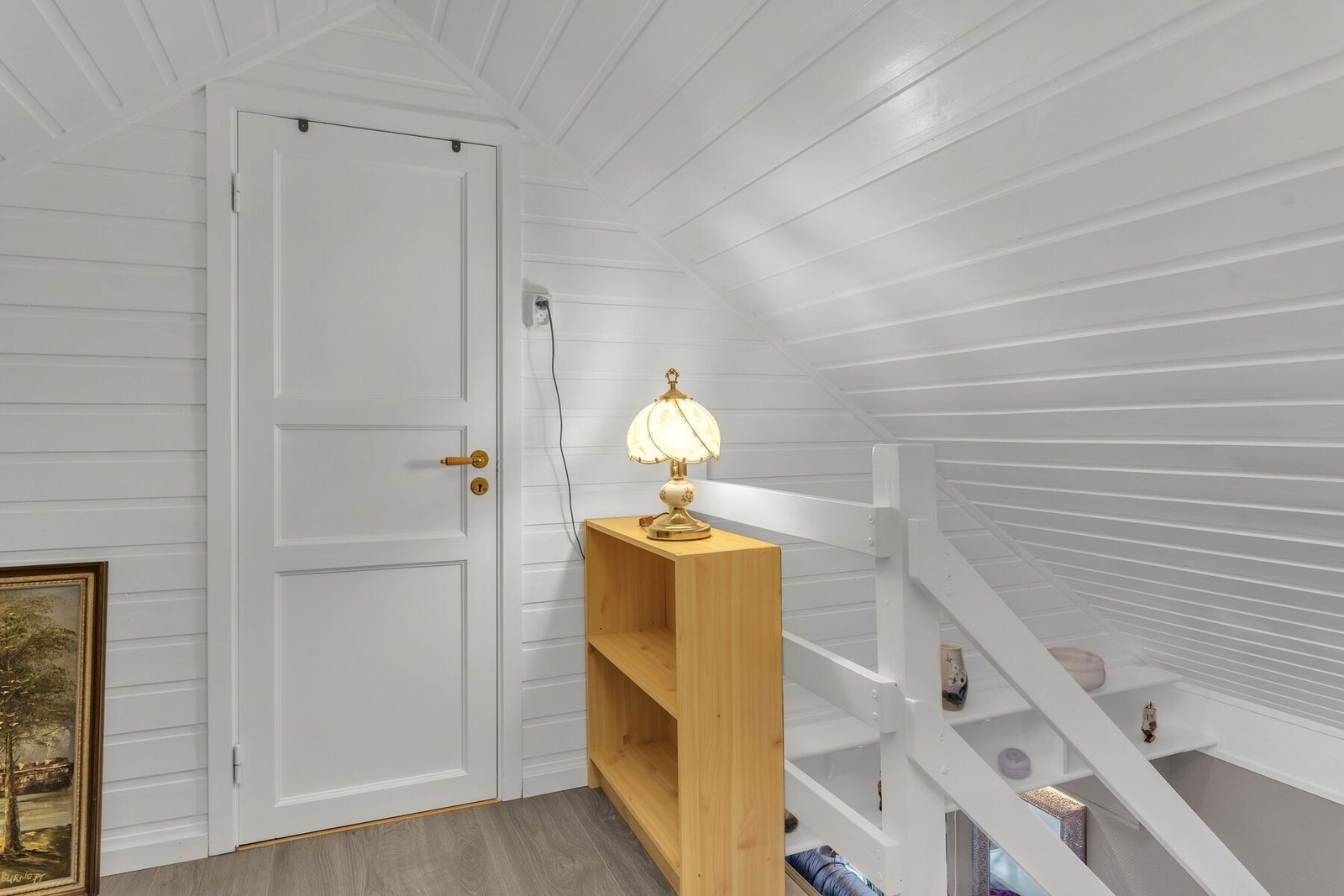 Loftsgang med adkomst til to soverom. (det foreligger ikke dokumentasjon på at soverom på loftet er omsøkt og godkjent) Galleribilde