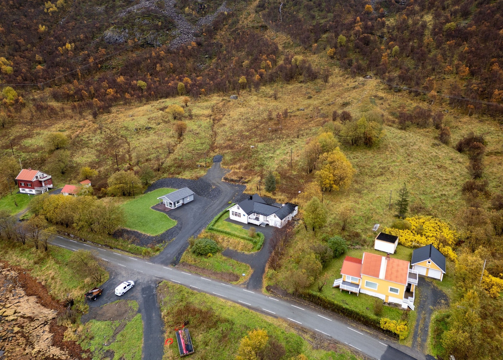 Fra eiendommen er det ca. 5 km til butikk, barnehage og barneskole på Eide, 6 km til ungdomsskole på Asterset, og 13 km til kommunesenteret Straume. Galleribilde