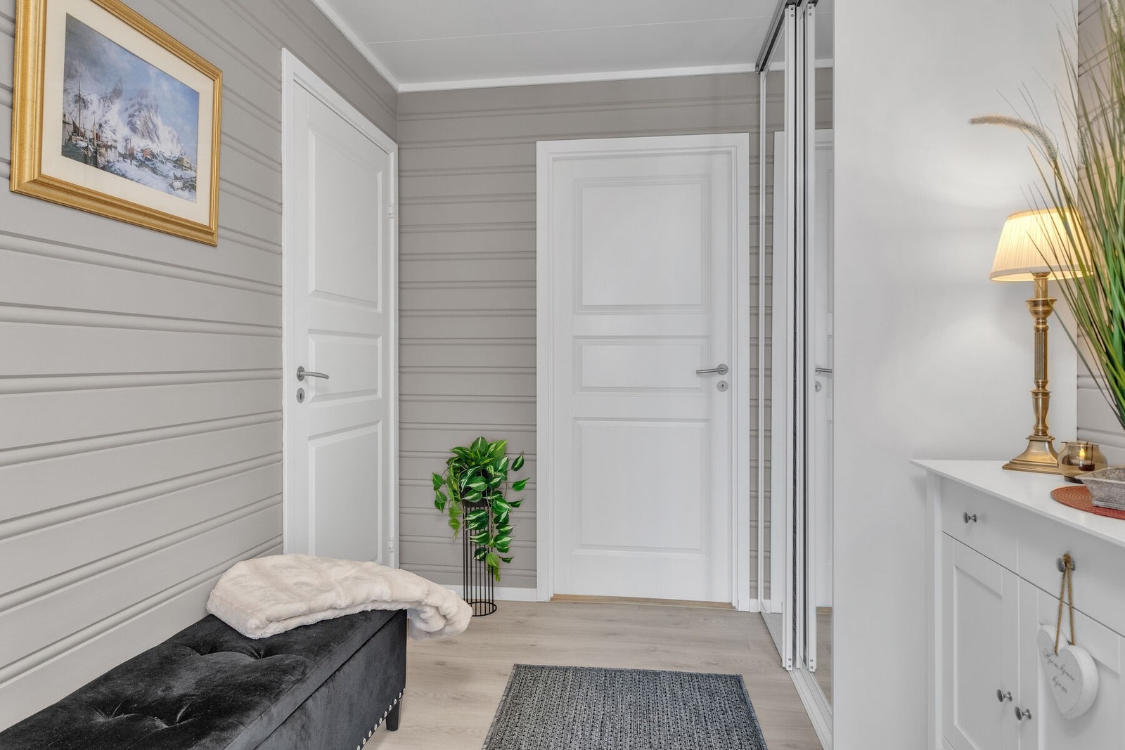Entréen har to skyvedørsgarderober med speilglass. Plassbesparende og perfekt for oppbevaring av diverse yttertøy. Galleribilde