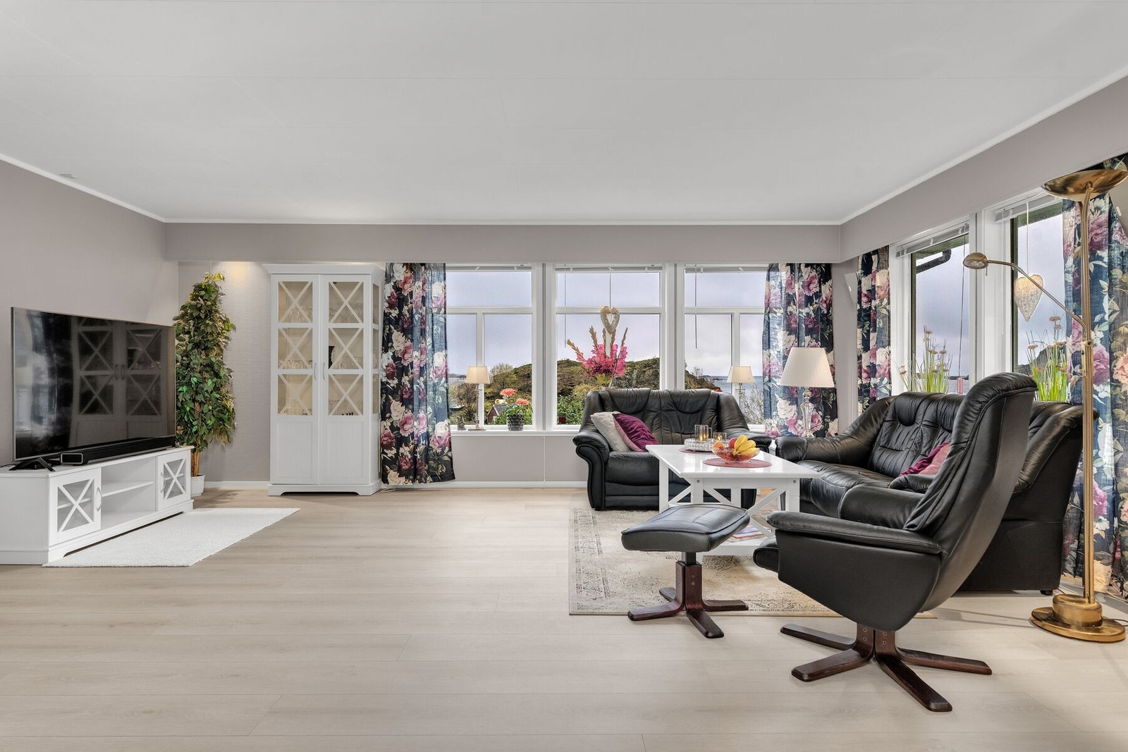 Store vinduer slipper inn naturlig lys og gir et pent utsyn mot naturen. Galleribilde