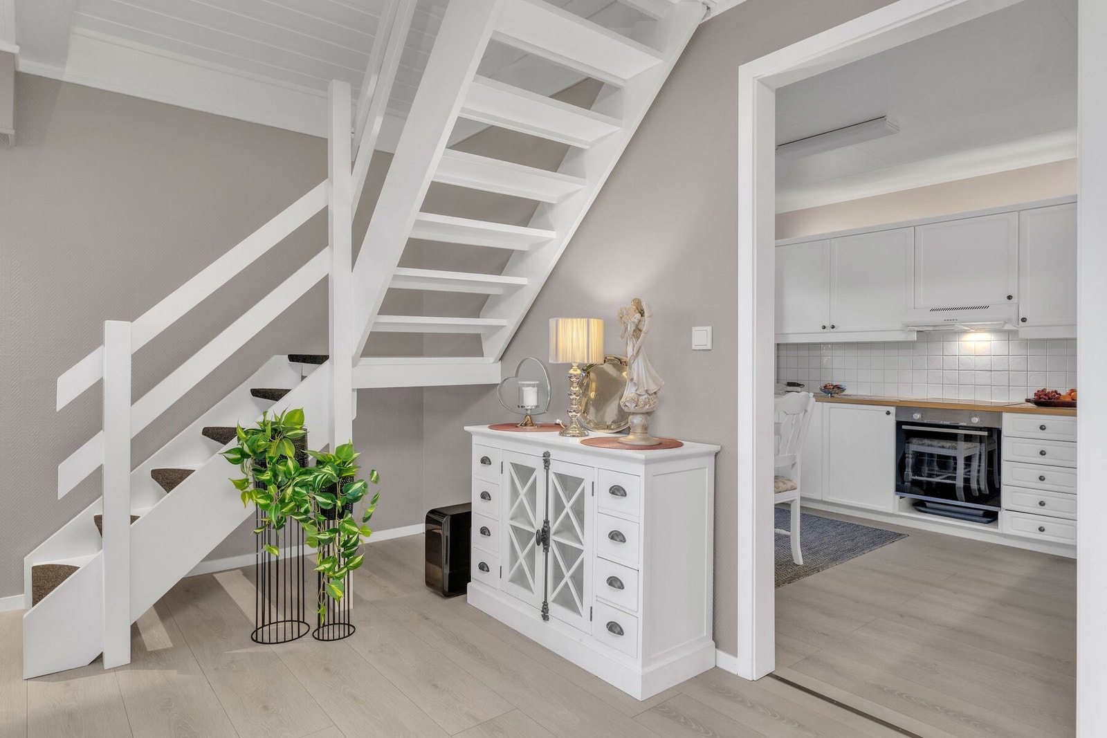 Fra stuen er det enkel adkomst til kjøkkenet. Galleribilde