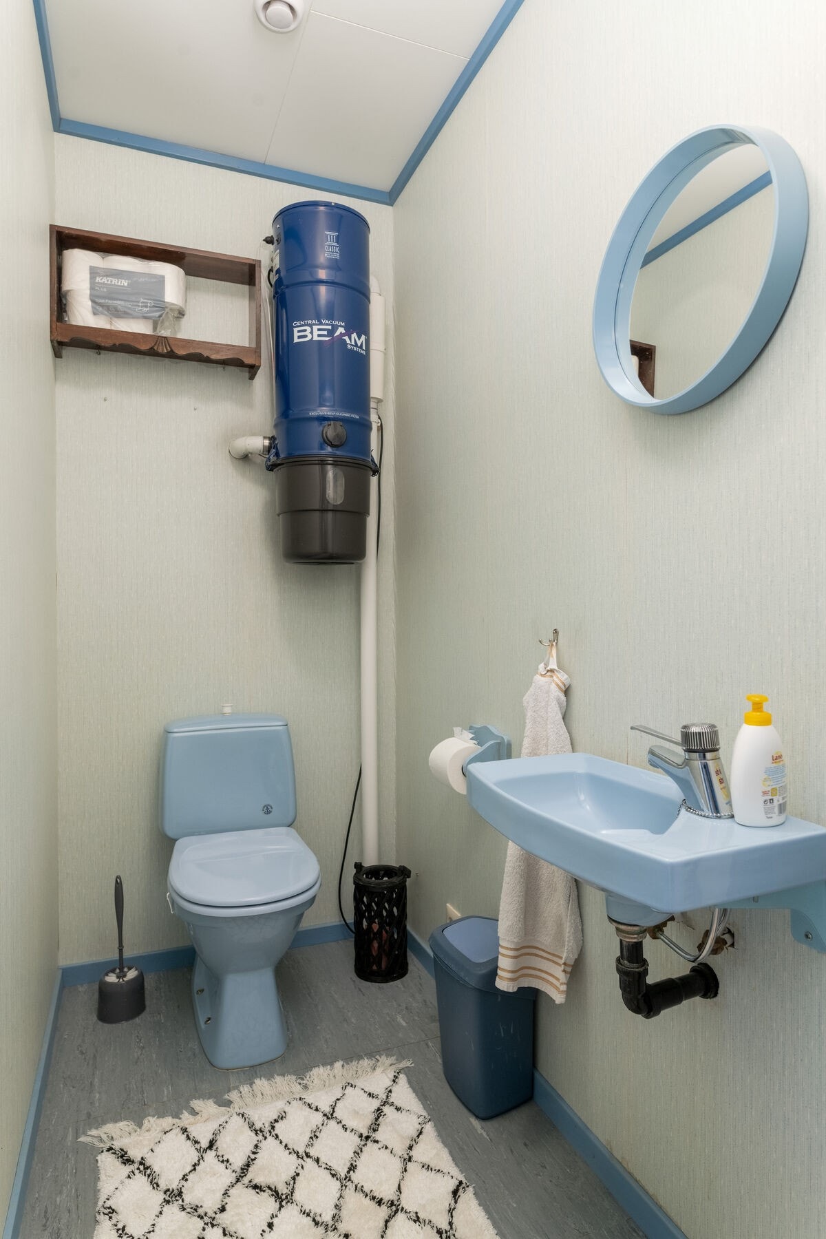 Gjestetoalett med wc og servant. Sjarmerende særpreg med lys blå utførelser. Galleribilde