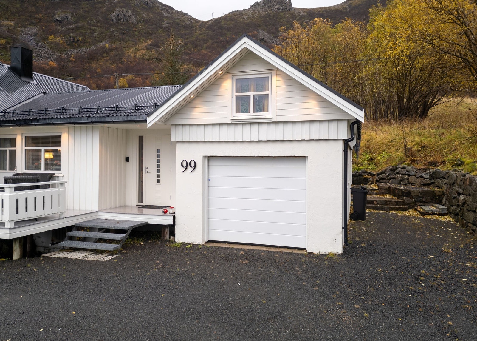 Parkering i garasje, i tillegg til biloppstillingsplasser på gårdsplassen. Galleribilde