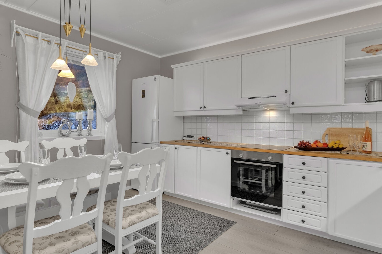 Kjøkkeninnredning med profilerte fronter og benkeplate av laminat. Integrert stekeovn og platetopp. Galleribilde