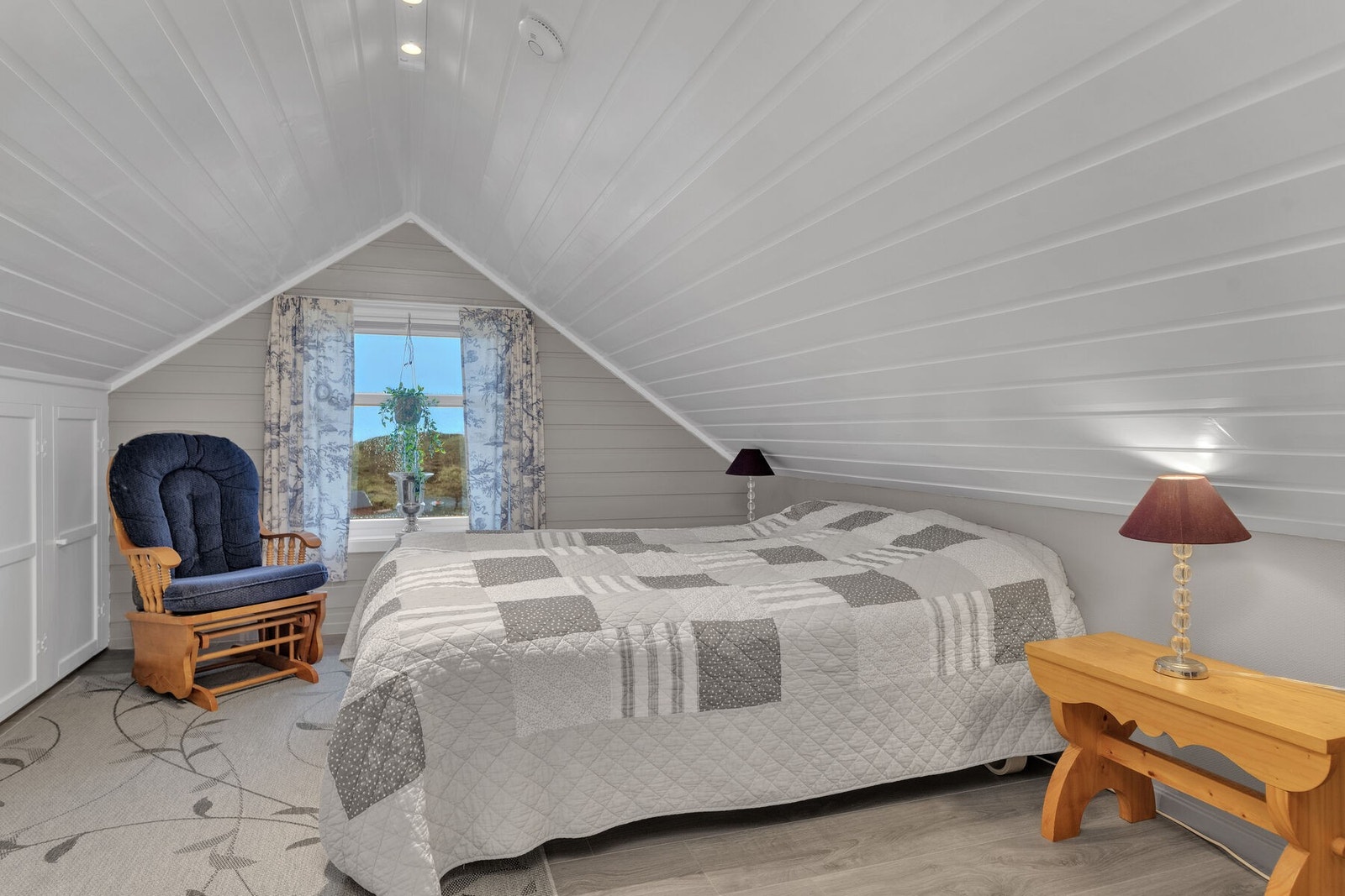 Soverom nummer 2 i boligen ligger i loftsetasjen, og er av god størrelse. Galleribilde