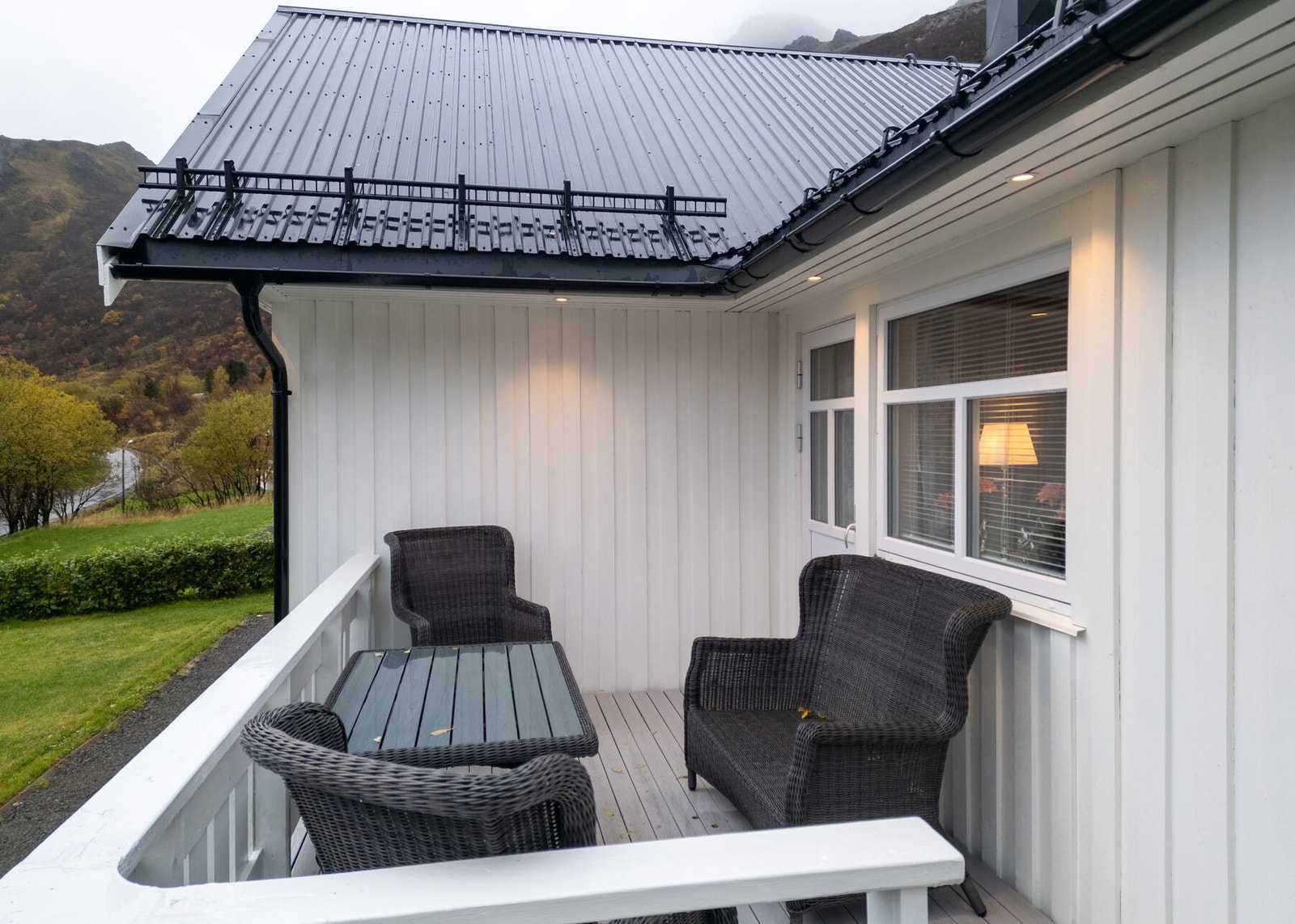 Sørvest-vendt terrasse med utgang fra stuen. Galleribilde