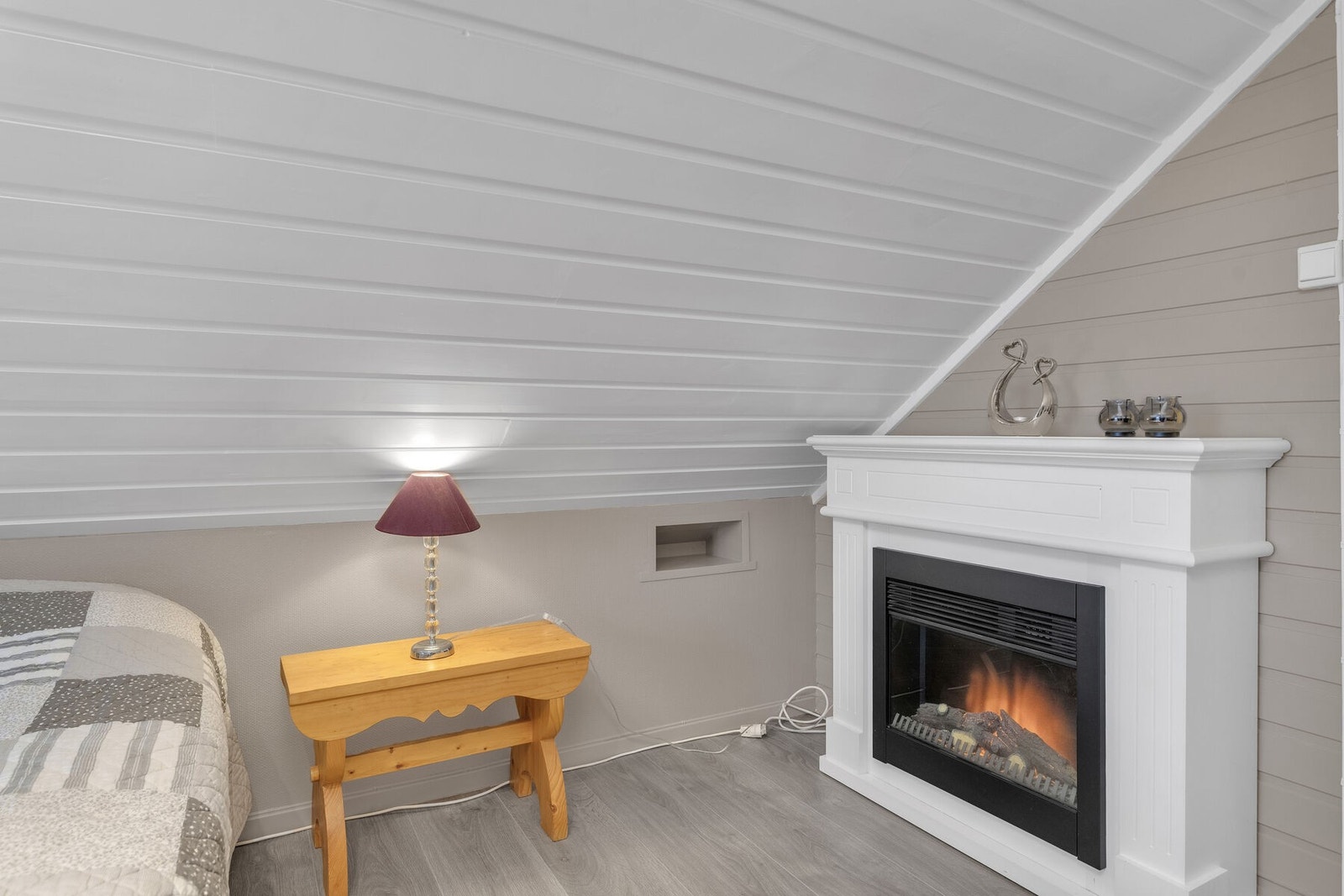 Soverommet har peis, som gir en koselig atmosfære og ekstra varme på kalde dager. Galleribilde