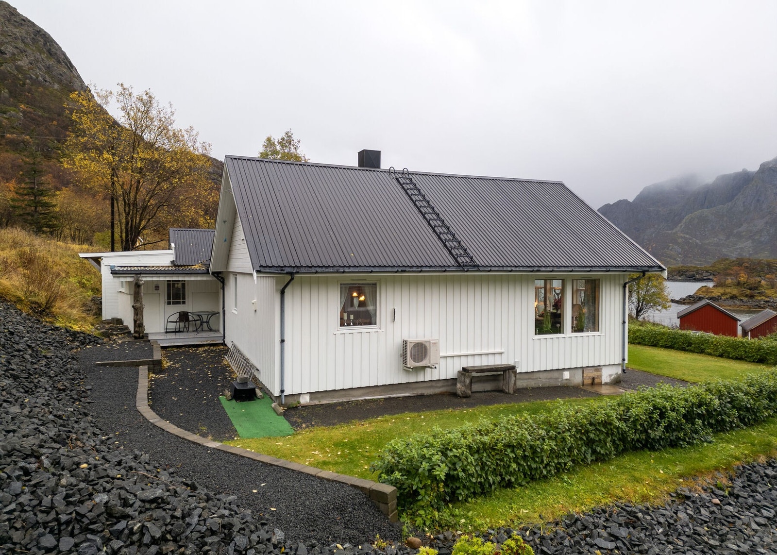 Fasade mot nordvest. I 2021 ble huset malt og stedvis oppusset utvendig. Bl.a. skiftet bordkledning, vindu, balkongdør og ytterdør mot vest. Galleribilde