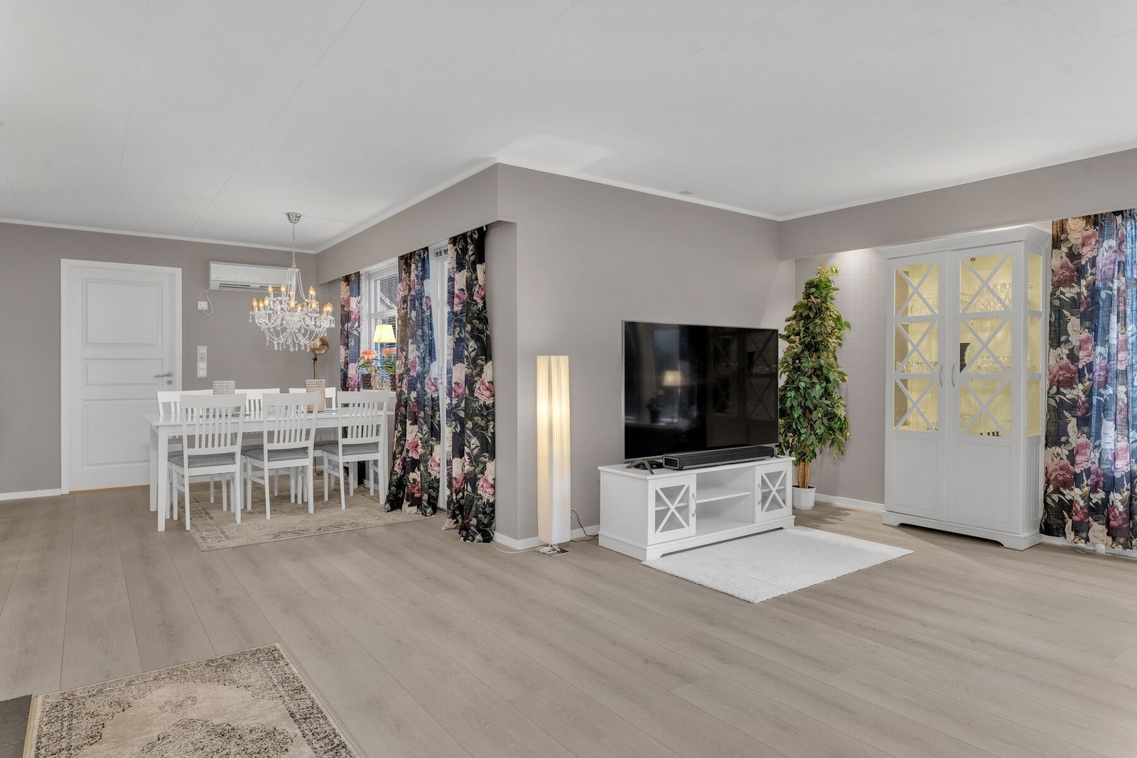 Den romslige stuen har gode muligheter for møblering av flere soner. Galleribilde