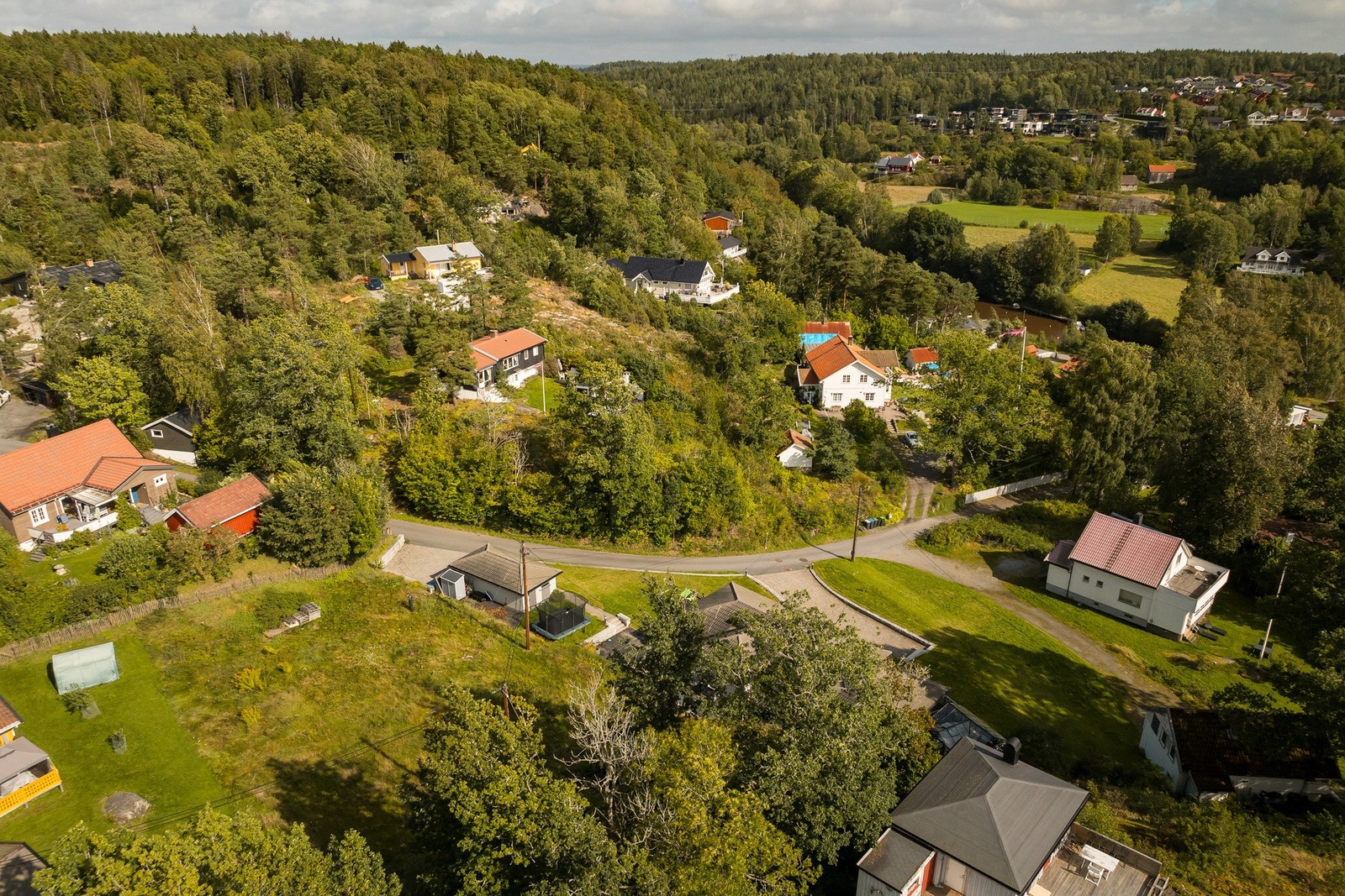 Ingen byggeplikt eller klausul knyttet til tomten, mulighet for individuell utforming. Galleribilde