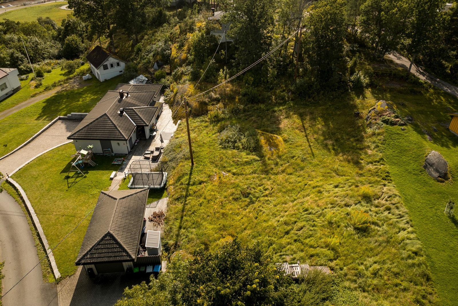 Barnevennlig og solrikt område, med sydvestvendt helning for optimale solforhold. Galleribilde