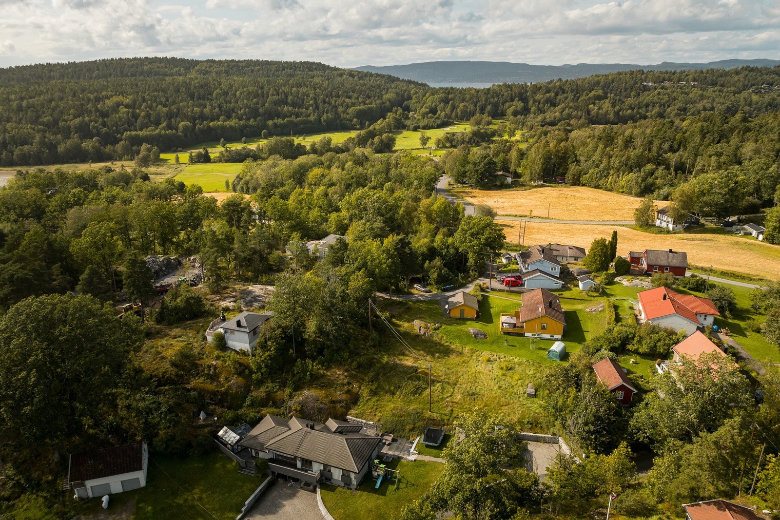 Boligtomt på 870 kvm, beliggende i et attraktivt og etablert boligområde i Son. Galleribilde