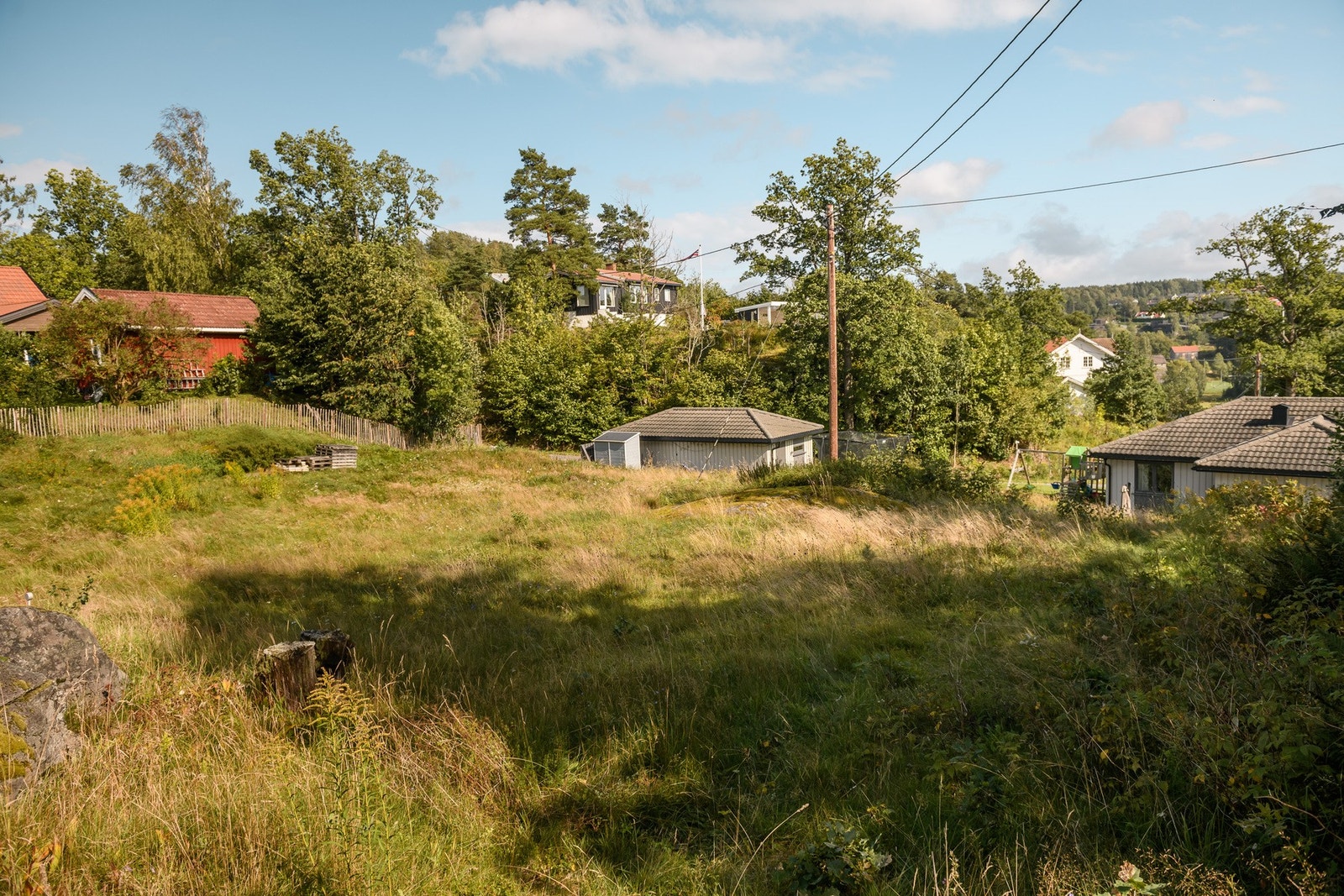 Tomten består i hovedsak av gressplen, med noe fjell i dagen, som gir solid underlag. Galleribilde