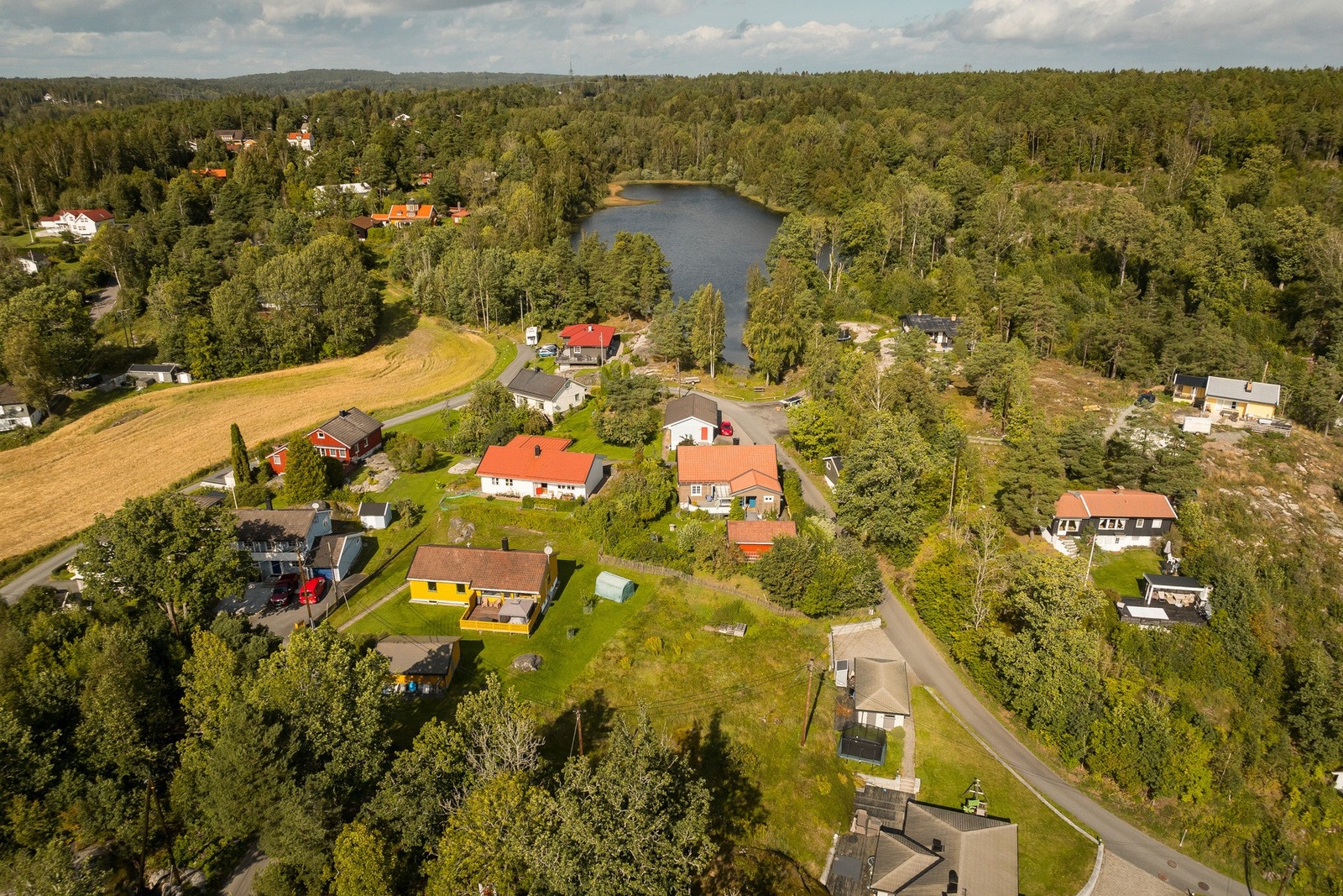 Privat adkomstvei fra hovedvei med tinglyst adkomstrett, samt plikt til vedlikehold. Galleribilde