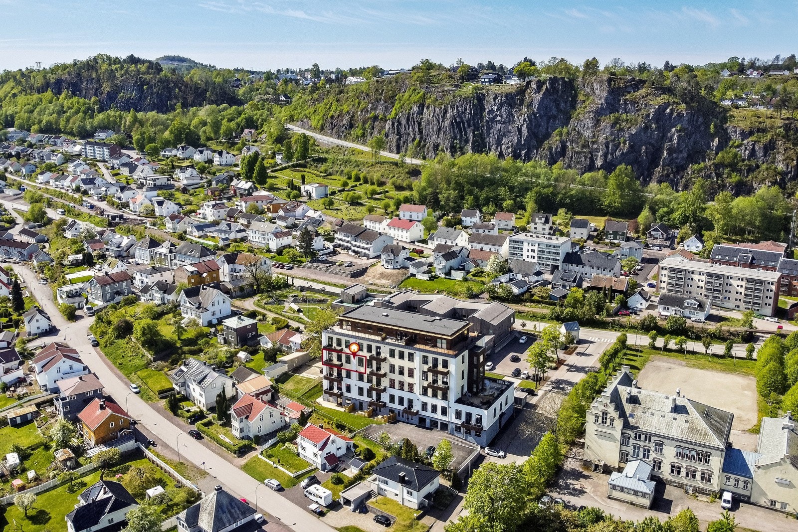 Leiligheten har en spesiell fin internbeliggenhet på hjørnet av bygget. Se illustrasjon/markering av beliggenhet for leiligheten Galleribilde