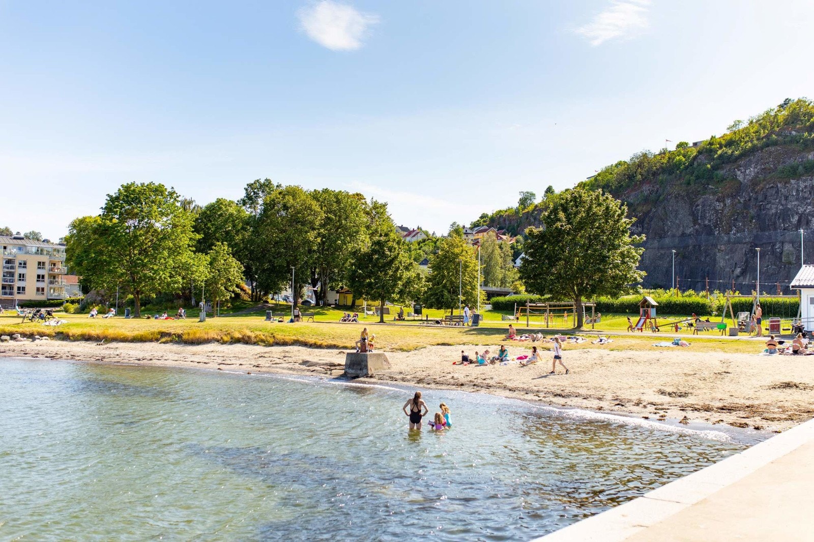I motsatt ende - nordenden av byen finner du Dulpen. Populær badeplass med sandstrand, badebrygge, samt flytebrygge med stupebrett. For øvrig pent opparbeidet med sandvolley, kiosk, toaletter mm. (Foto: Visit Vestfold) Galleribilde