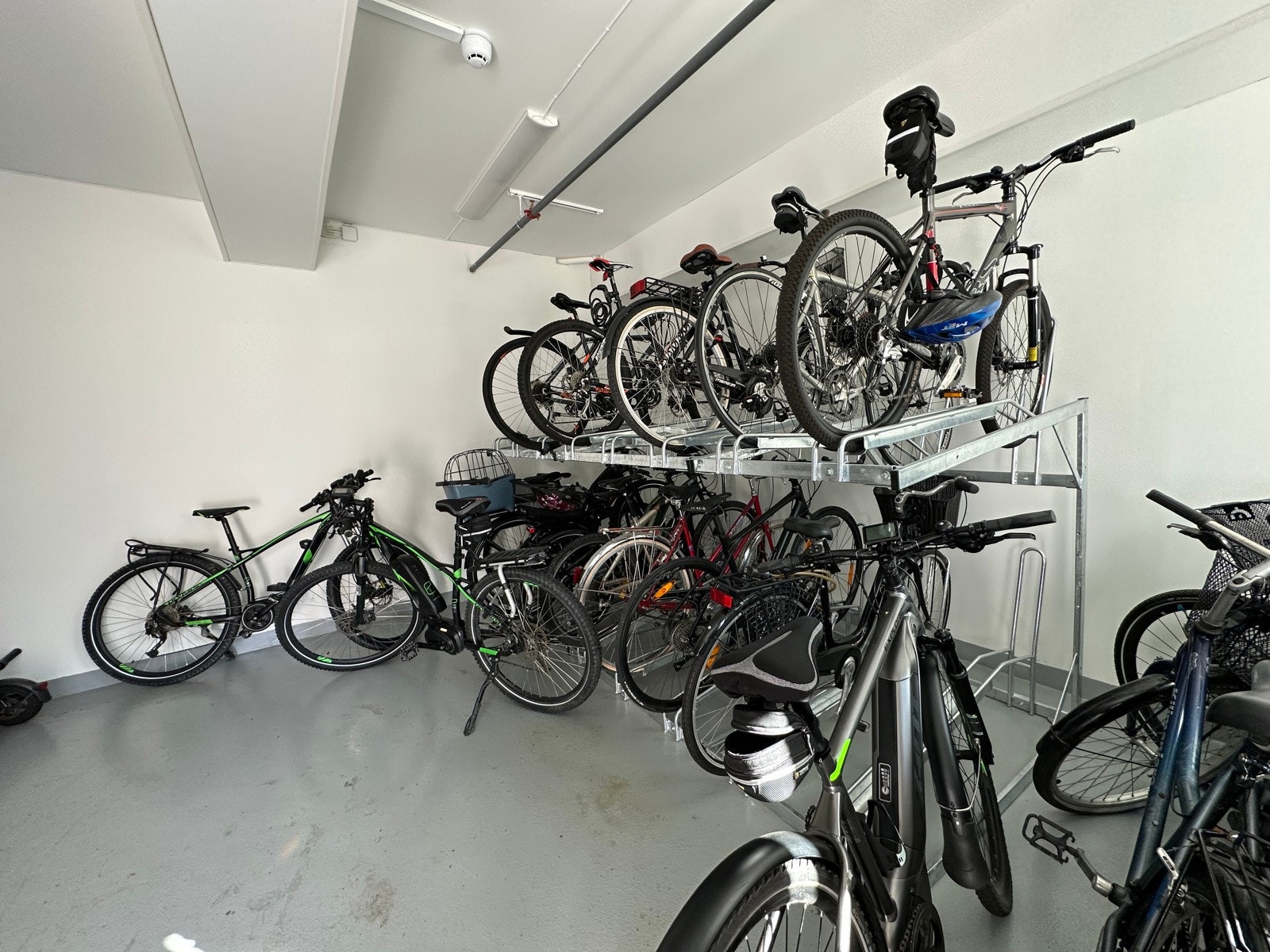Innvendig felles oppbevaringsrom for sykkelparkering Galleribilde