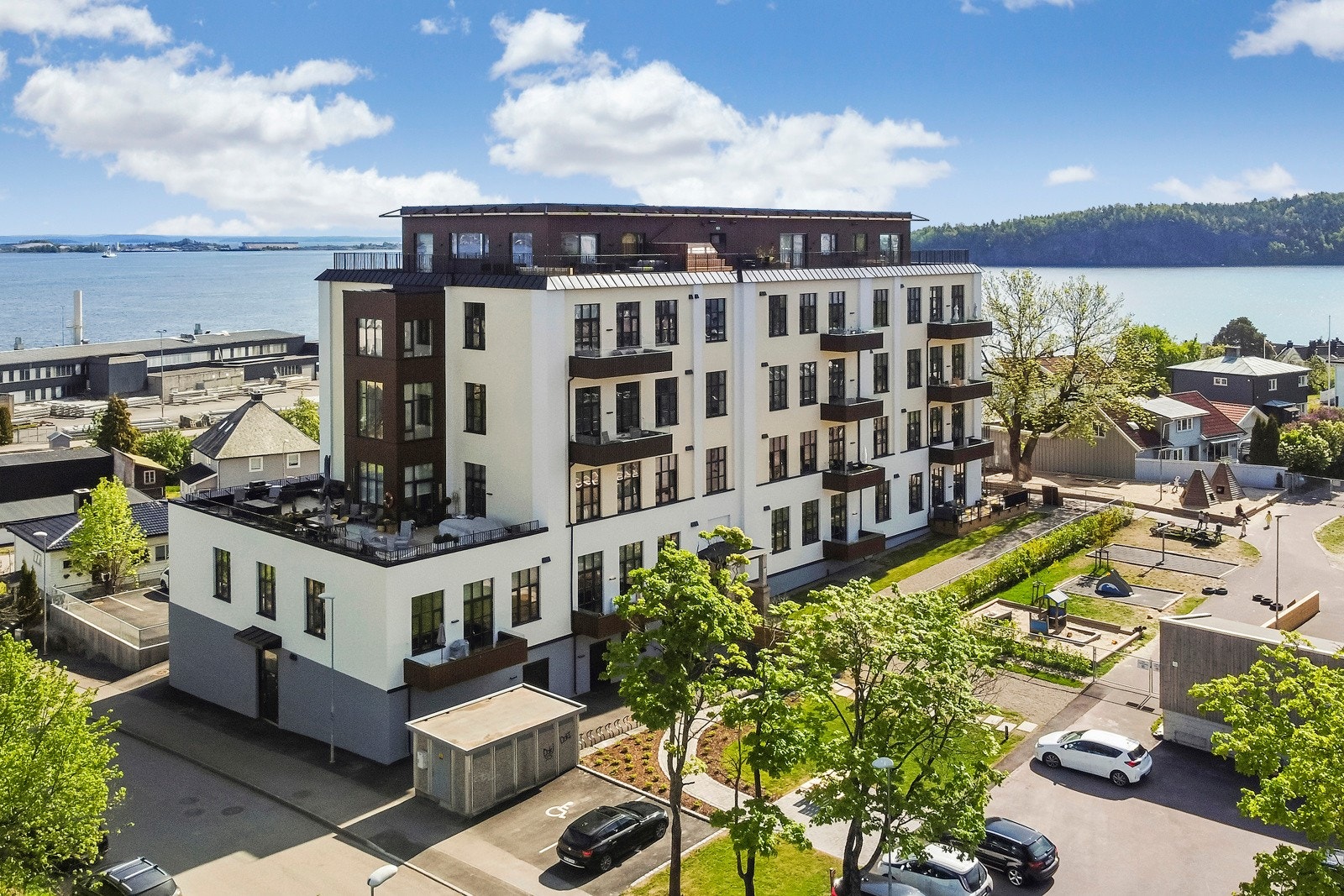 Dette er en særdeles lekker og gjennomført leilighet med flott hjørnebeliggenhet på Gausetangen i Holmestrand Galleribilde