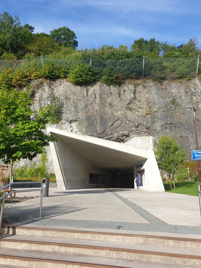 Holmestrand stasjon ligger kun 1,2km fra leiligheten. Med tog tar det ca. 50 min til Oslo, 20 min. til Tønsberg og Drammen Galleribilde