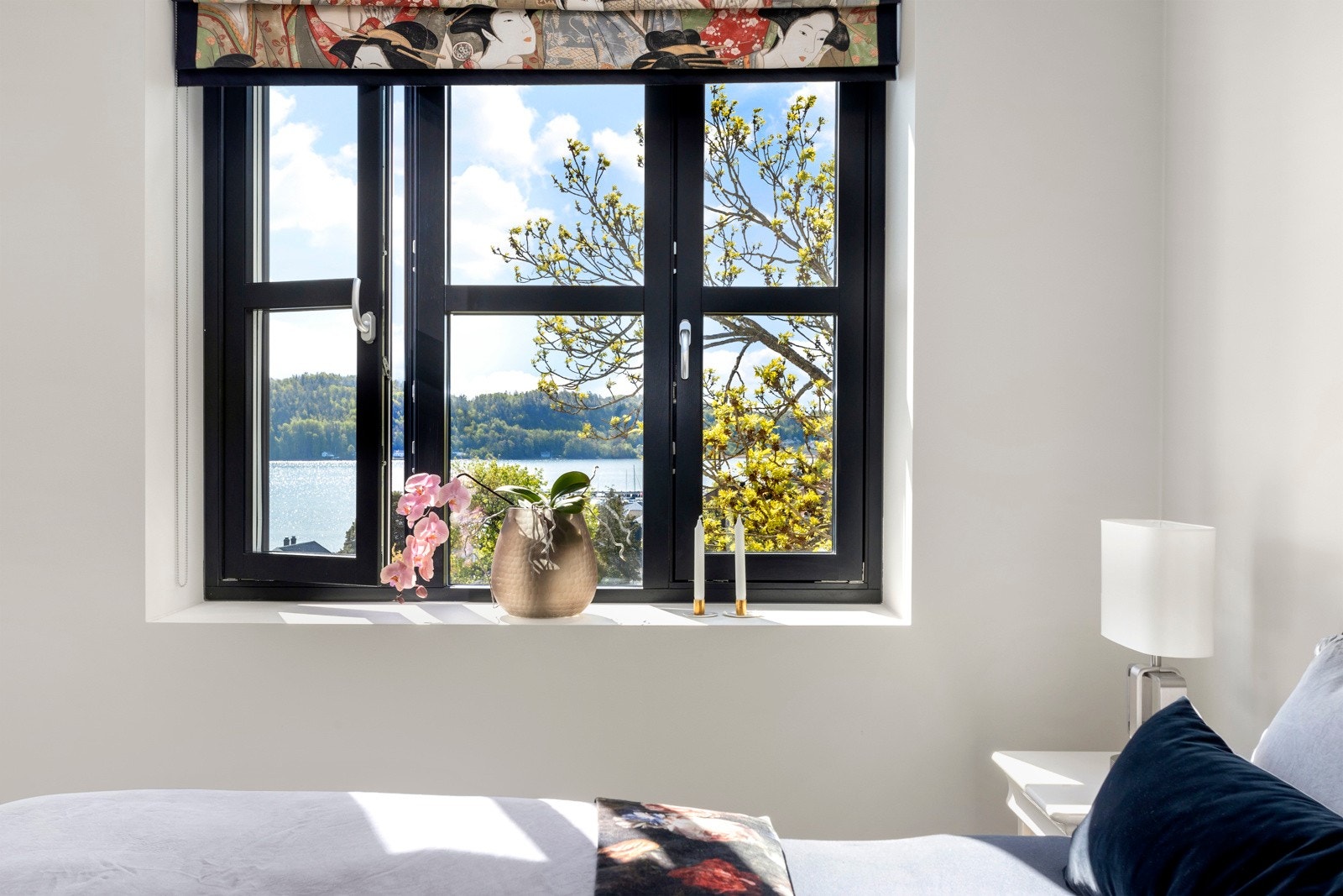Det er fin utstikt mot fjorden fra alle vinduer i leiligheten Galleribilde