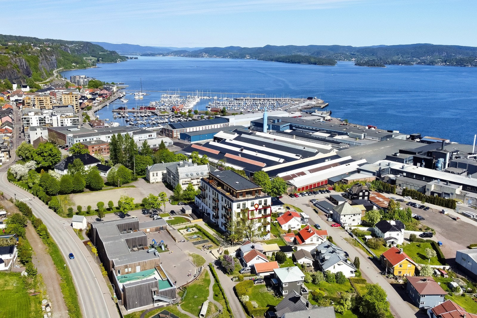 Her ser man den fine internbeliggenheten fra en annen vinkel. Se markering i høyre hjørnet av bygget, 4. etasje Galleribilde