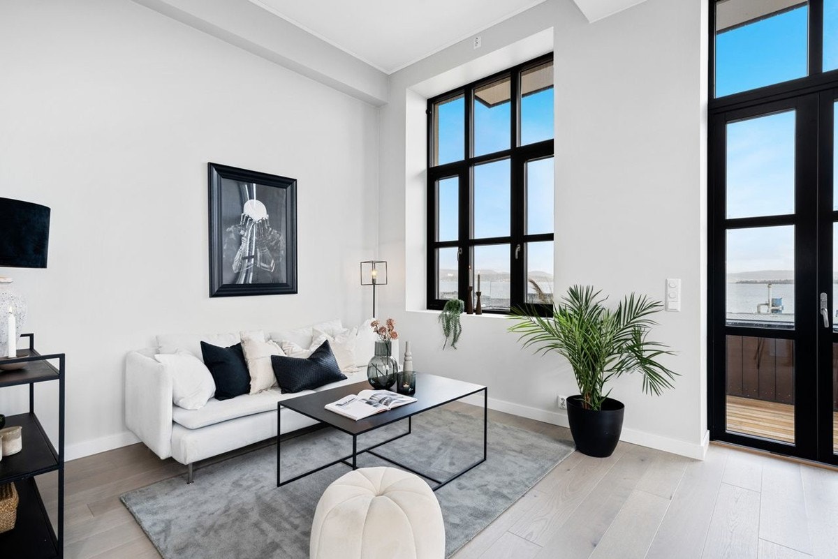 Veggen bak sofaen er en lettvegg inn mot soverom. Denne kan enkelt fjernes for større stue. Se planskisse. Galleribilde