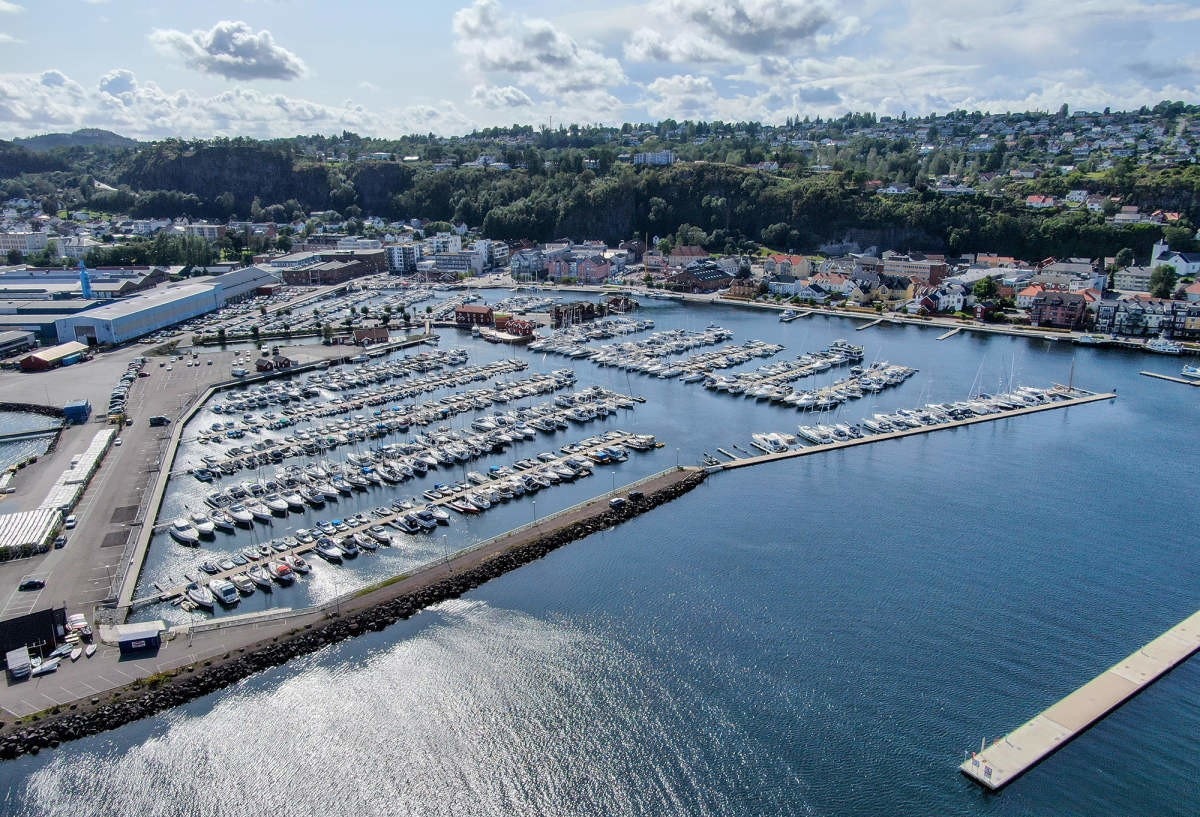 Holmestrand er en gammel trelast og seilskuteby ved Oslofjorden. Hyggelig småbyidyll med butikker, kaféer, nye restuaranter, nytt biblotek og båthavna (Foto: Visit Norway) Galleribilde